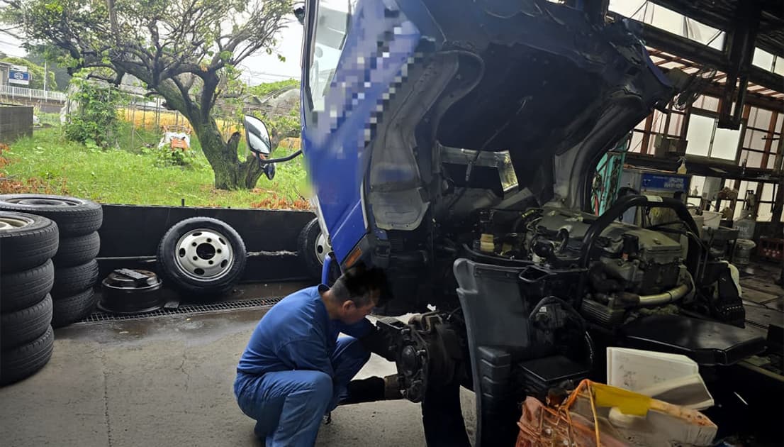 車の整備をしている整備士